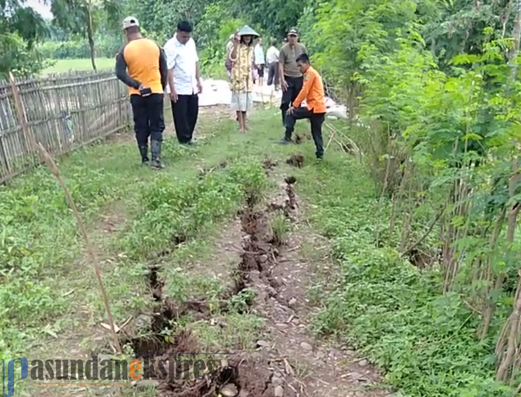 Bahaya! Tanggul Kali Cipunagara Semakin Amblas dan Kritis