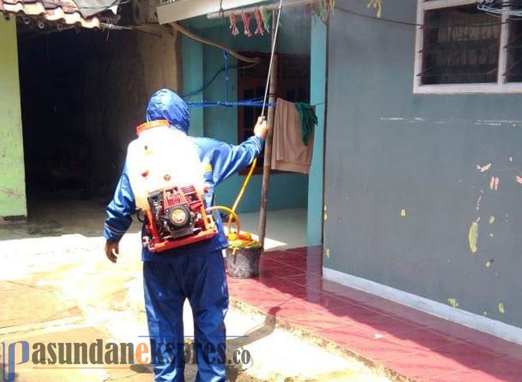 Warga Swadaya Lakukan Penyemprotan Disinfektan