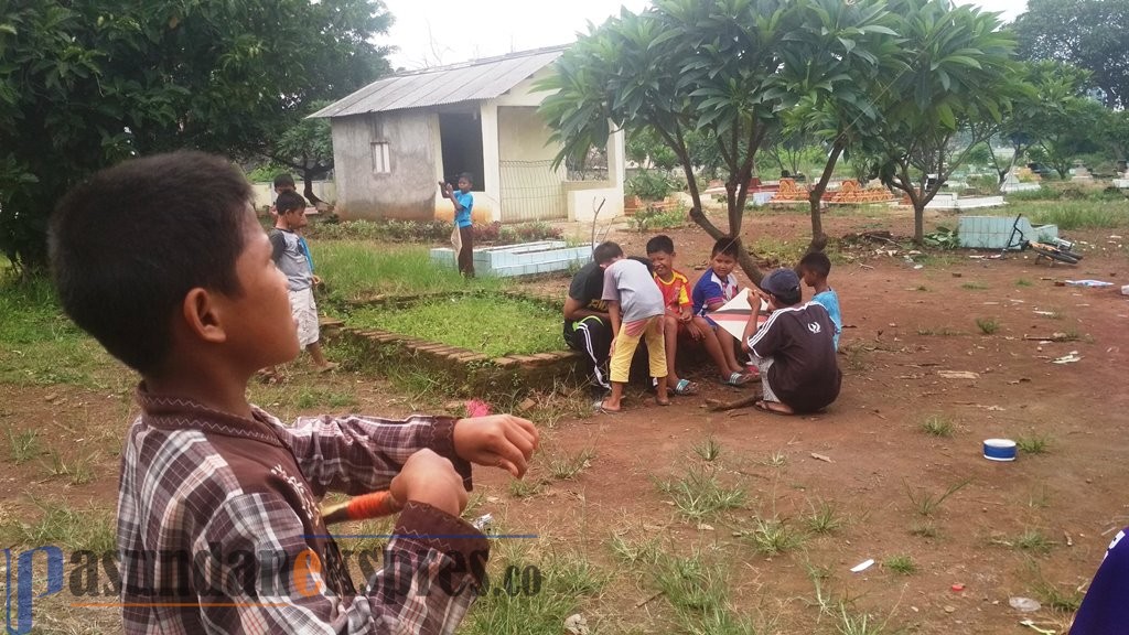 Diimbau Belajar di Rumah, Siswa Malah Asik Main di TPU