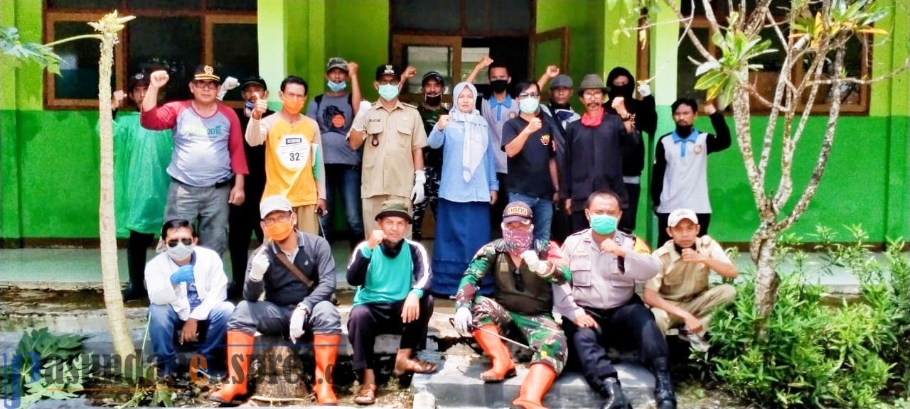 Pemdes Cidadap Semprot Disinfektan Rumah Warga dan Sekolah