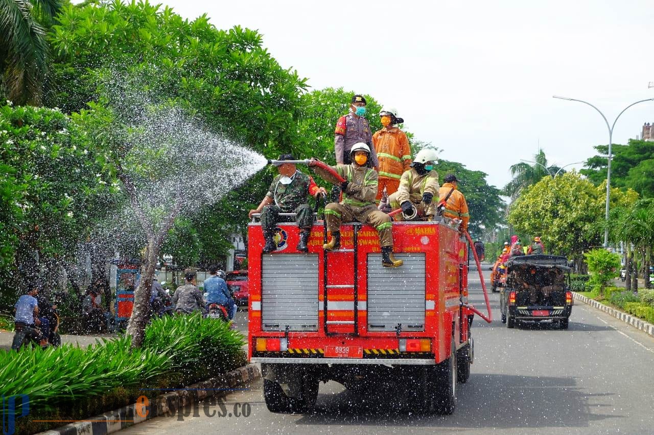 Jalanan dan Fasilitas Umum Disemprot Disinfektan