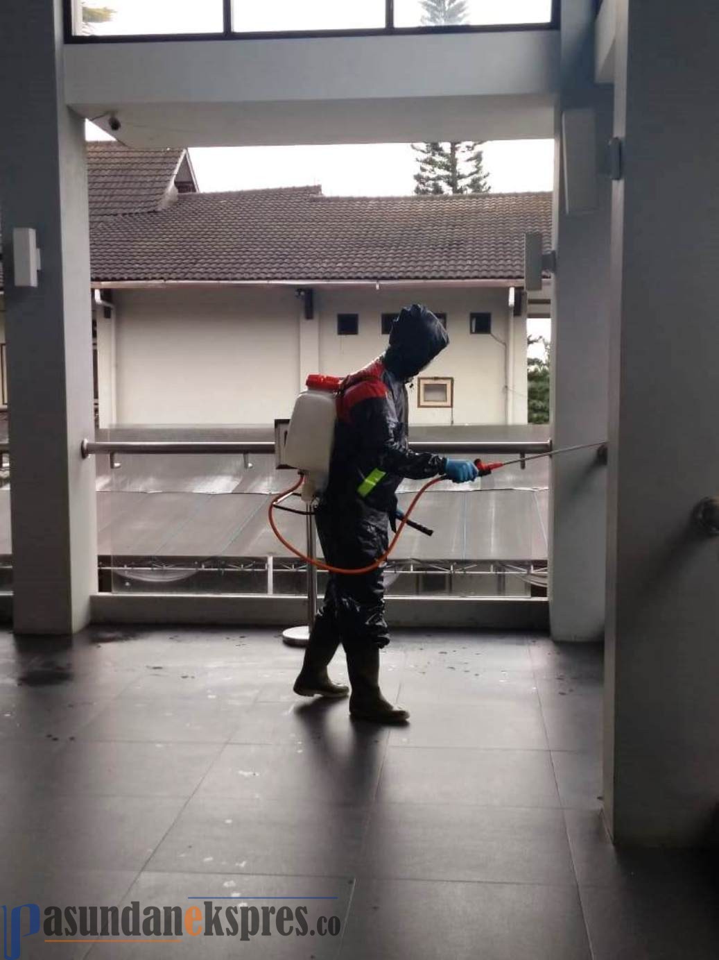 Hotel Bintang Tiga Dilakukan Penyemprotan Disinfektan