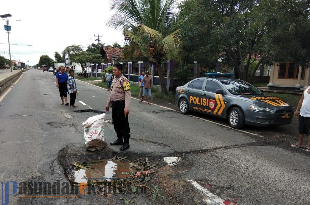 Jalan Berlubang Semakin Banyak, Kapolsek Pusakanagara Imbau untuk Berhati-hati