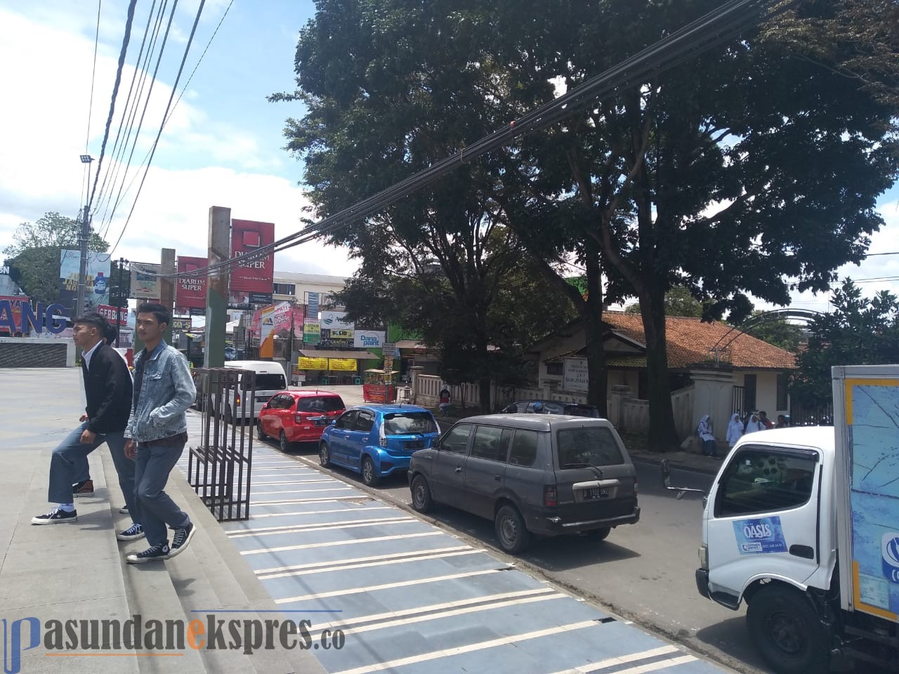 Reklame Rokok Dekat Sekolah, Warga Lembang Protes