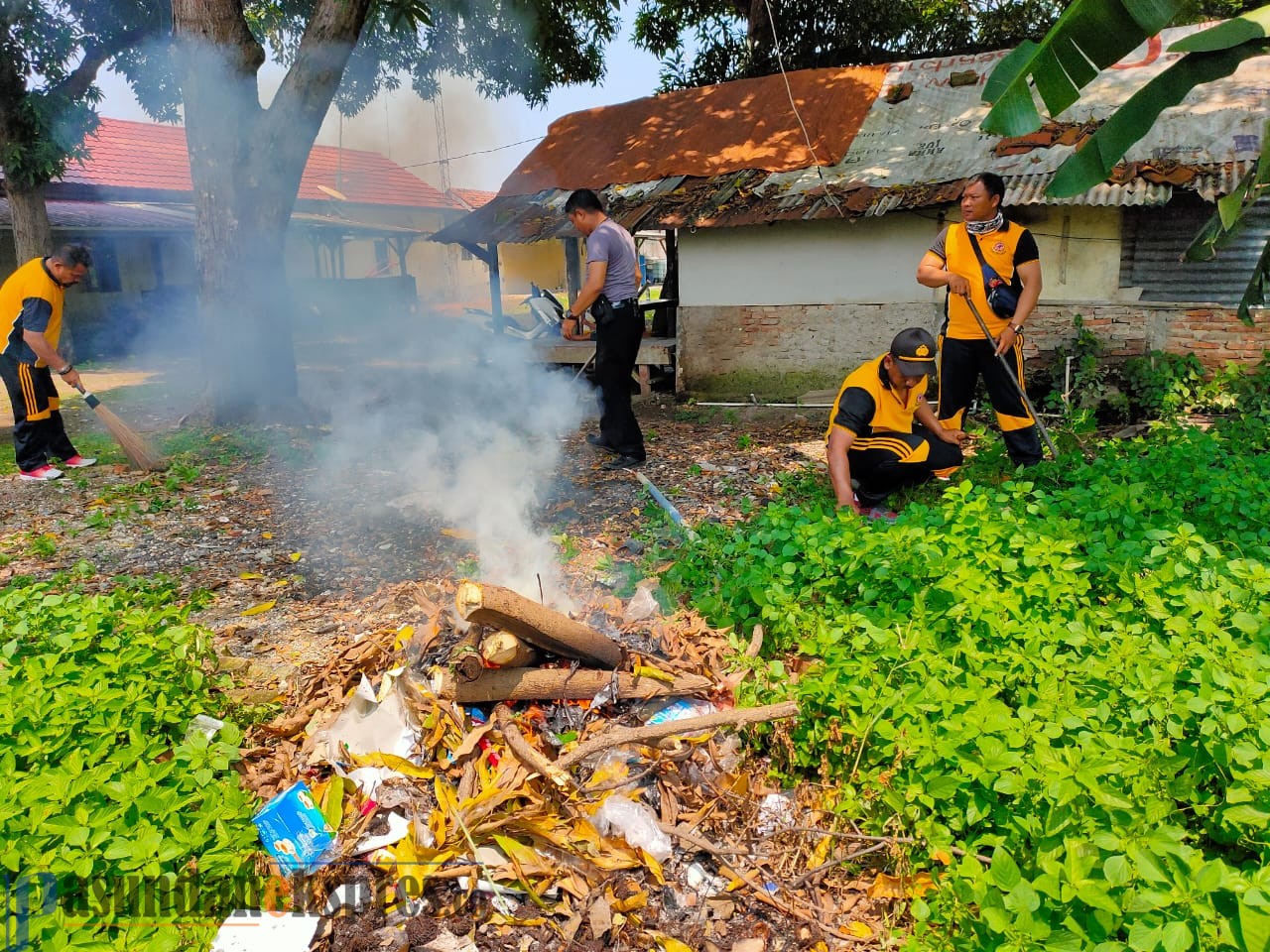 Antisipasi Corona dan DBD, Polsek Pusakanagara bersama Muspika Ajak Masyarakat Jaga Kebersihan