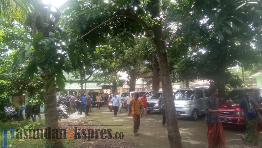 Dibawah Ancaman Corona, Warga Subang Tetap Laksanakan Sholat Jum'at