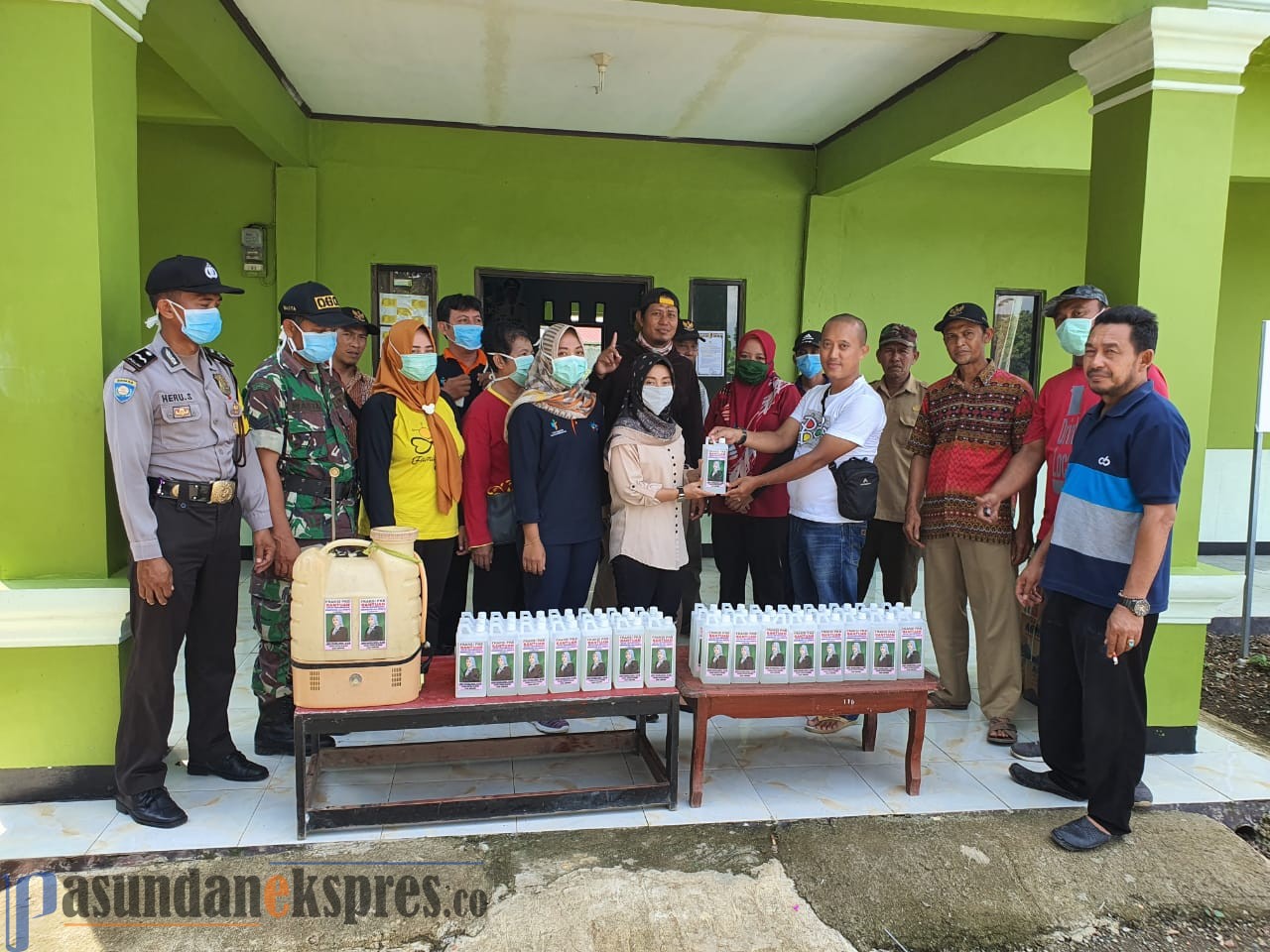 Antisipasi Covid-19, Lina Bantu Disinfektan di Desa Ciberes