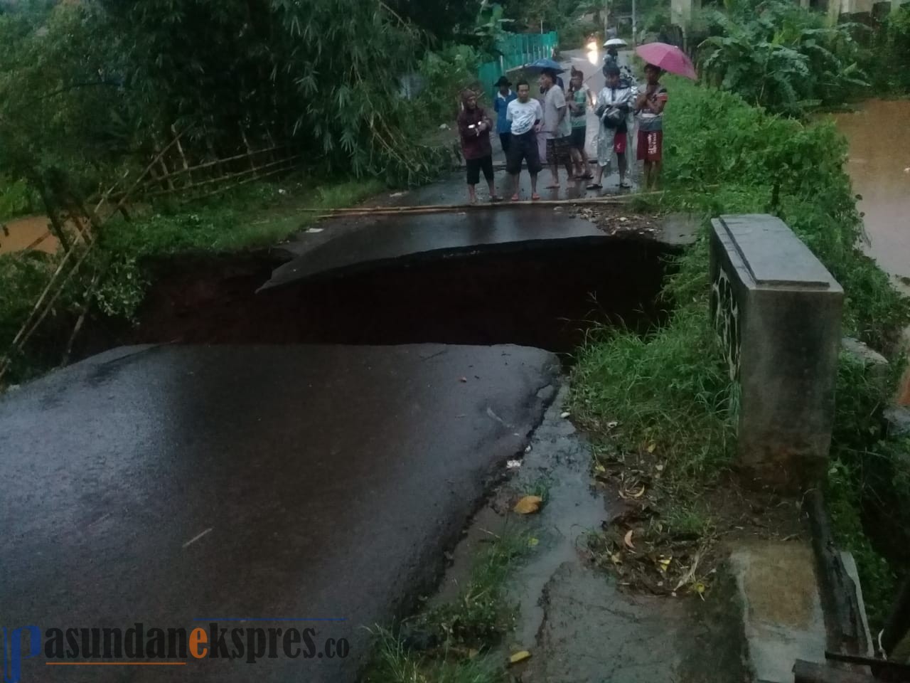 Jalan Amblas, Jalur Utama Tanggulun Menuju Pasar Kalijati Terputus