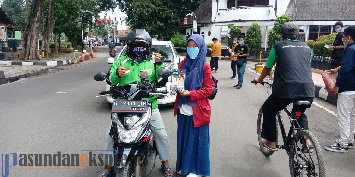 Mahasiswa Bagikan Ribuan Masker dan Hand Sanitizer