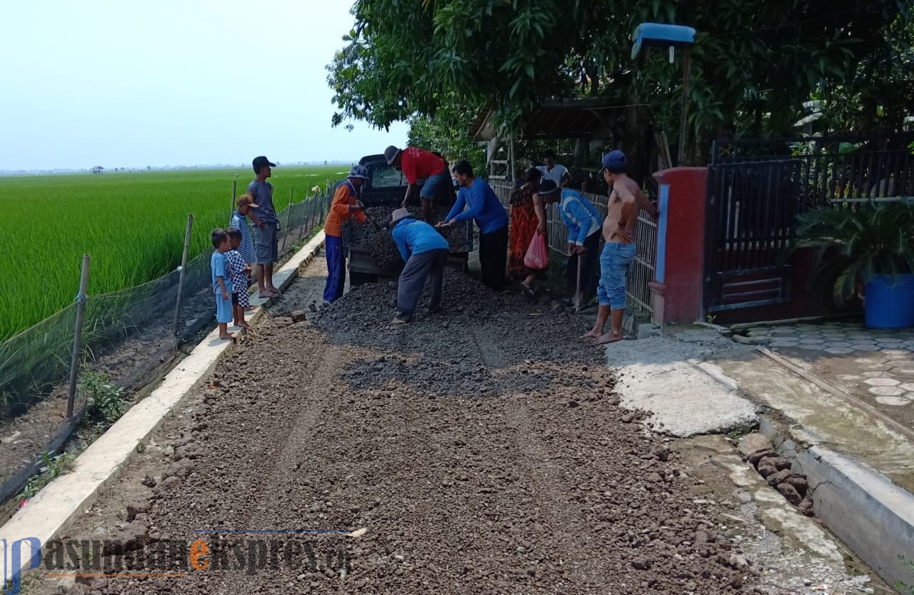 Warga Sukareja Swadaya Perbaiki Jalan Rusak Akibat Banjir