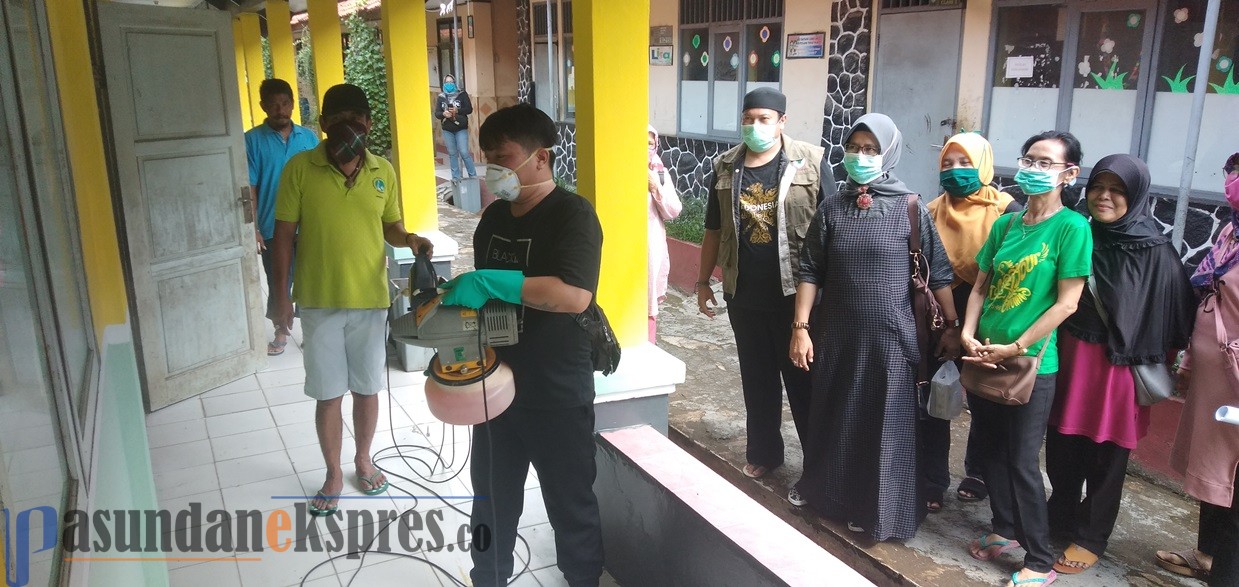 Gunakan Dana Bos Cegah Covid-19, Semprot Disinfektan Virkon Aquatic