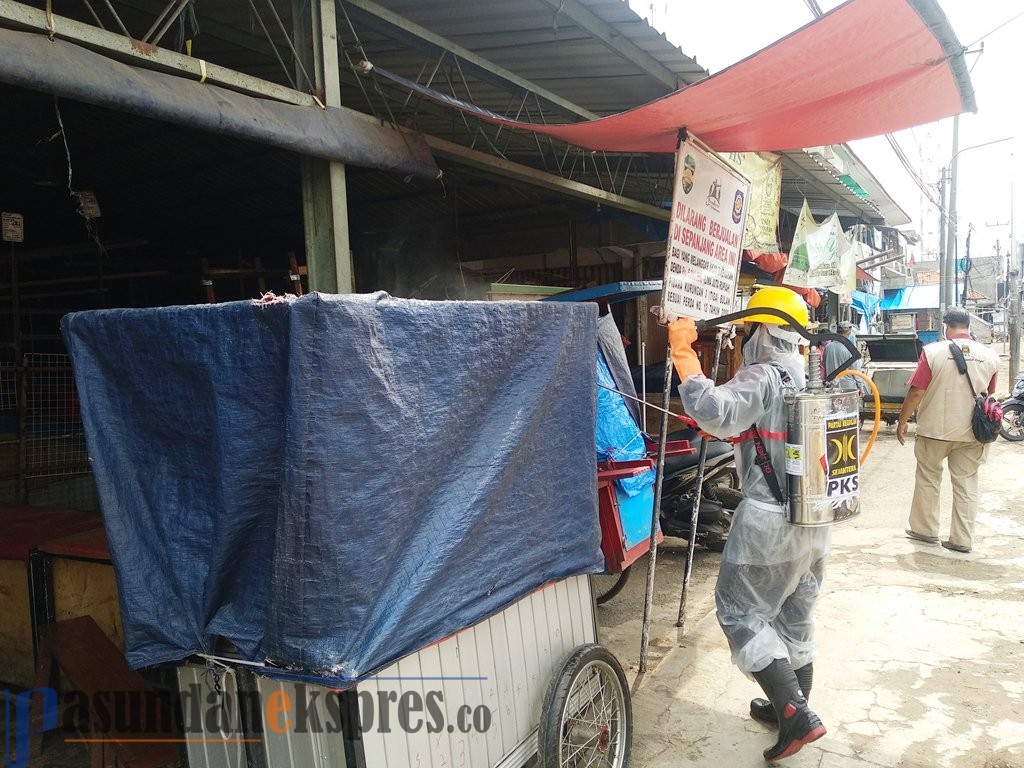 Pasar Rebo Purwakarta Disemprot Disinfektan