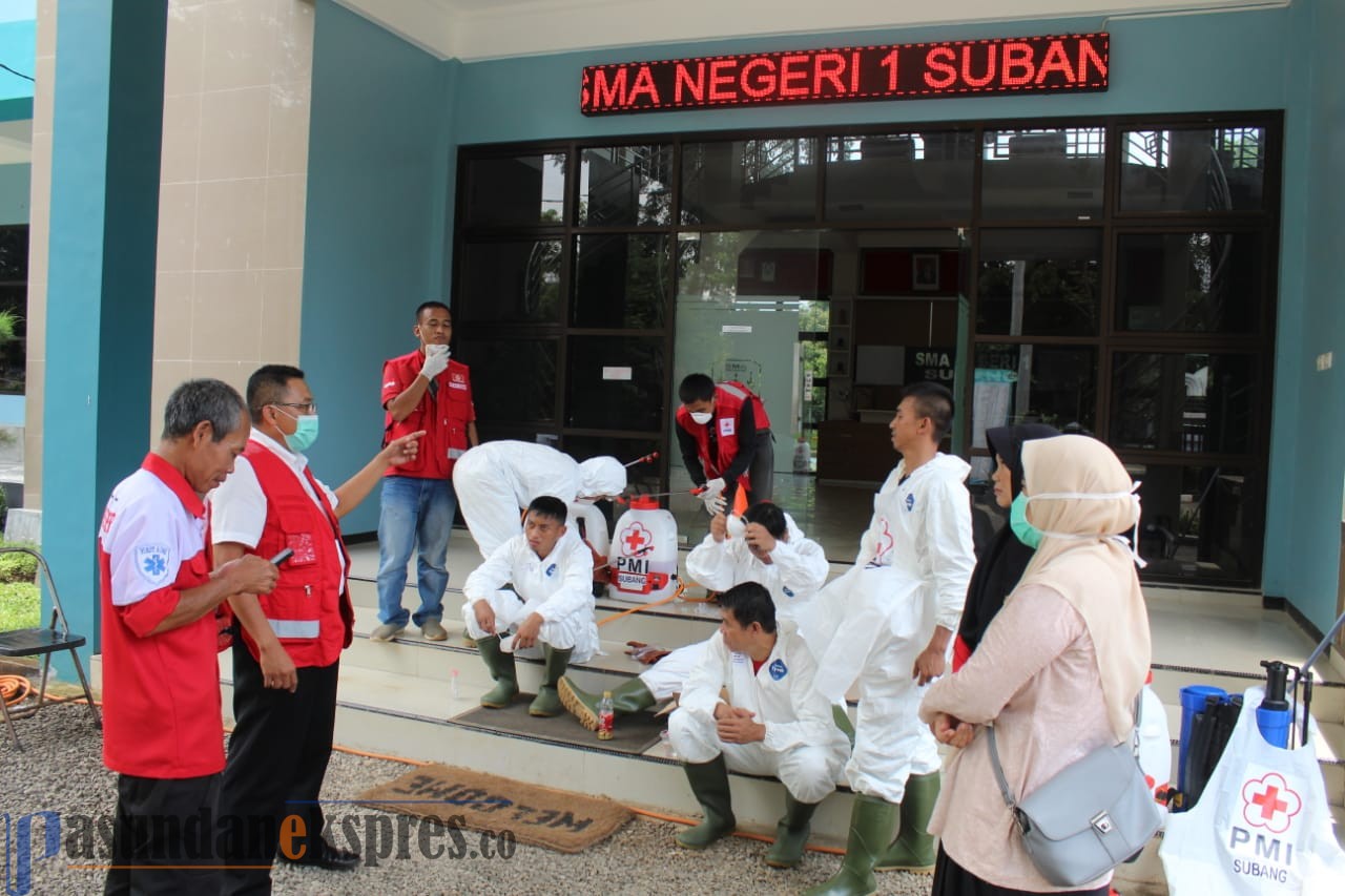 Cegah Korona, PMI Subang Sterilkan Sekolah-Sekolah