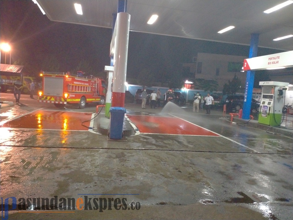 Pastikan Keamanan SPBU, Pertamina Gandeng Damkar Semprot Disinfektan