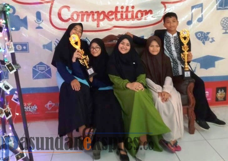 SMP Plus Pagelaran Cisalak Raih 2 Gelar Juara di Duo Story Telling