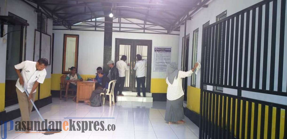 Tiga Hari Sekali Kantor Pemerintahan Purwakarta Disemprot Desinfektan