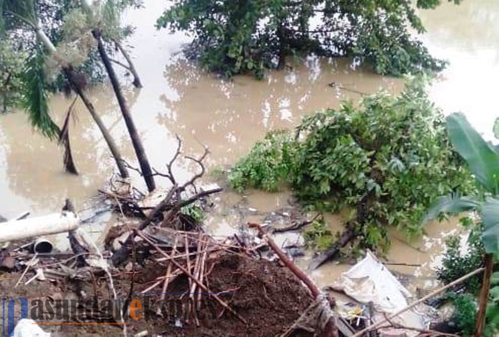 Dua Rumah Hancur Terkena Longsor Citarum