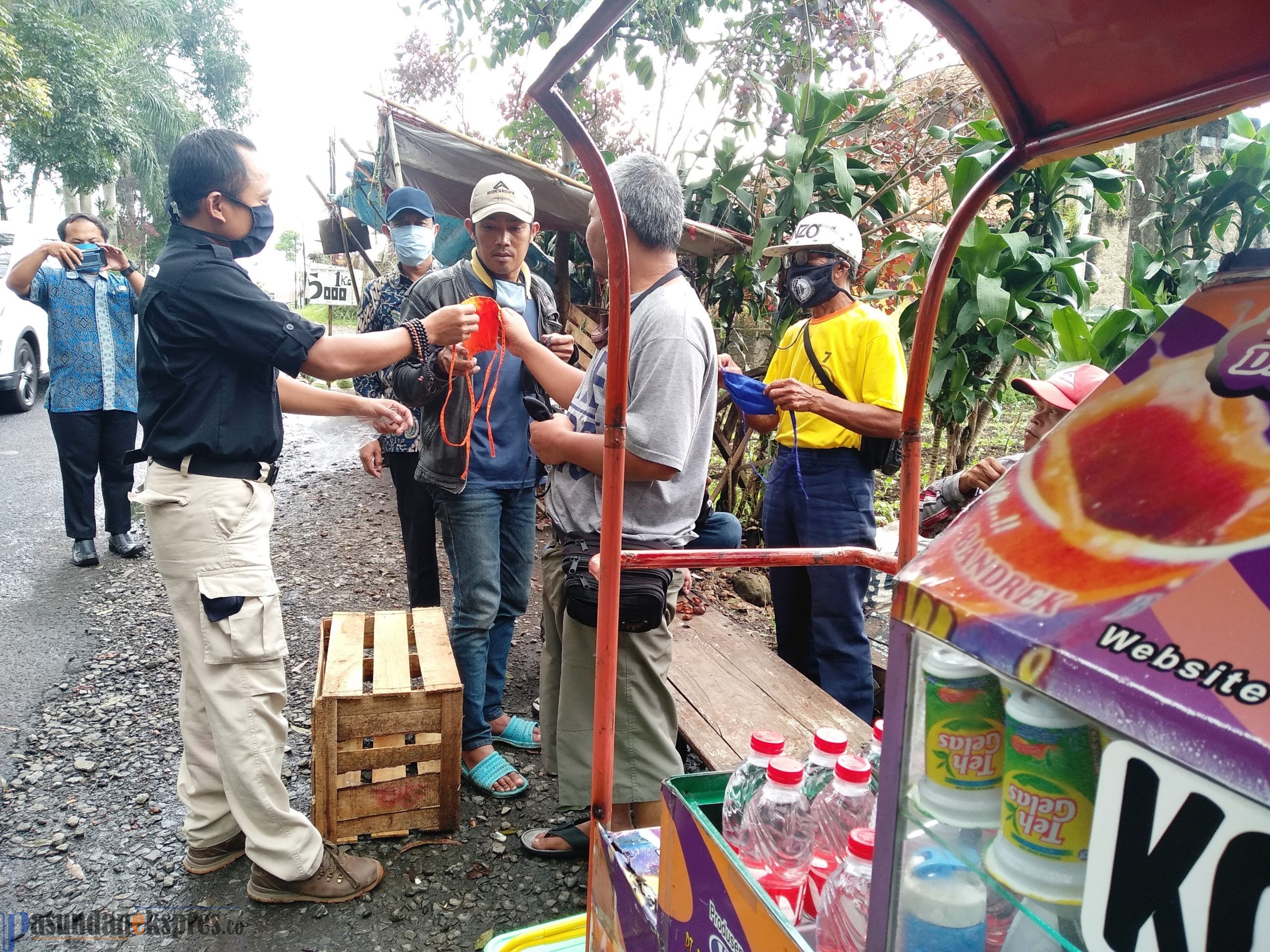 Pemdes Kertawangi Putus Penyebaran Virus Mulai dari Desa, Bagikan Masker dan Hand Sanitizer