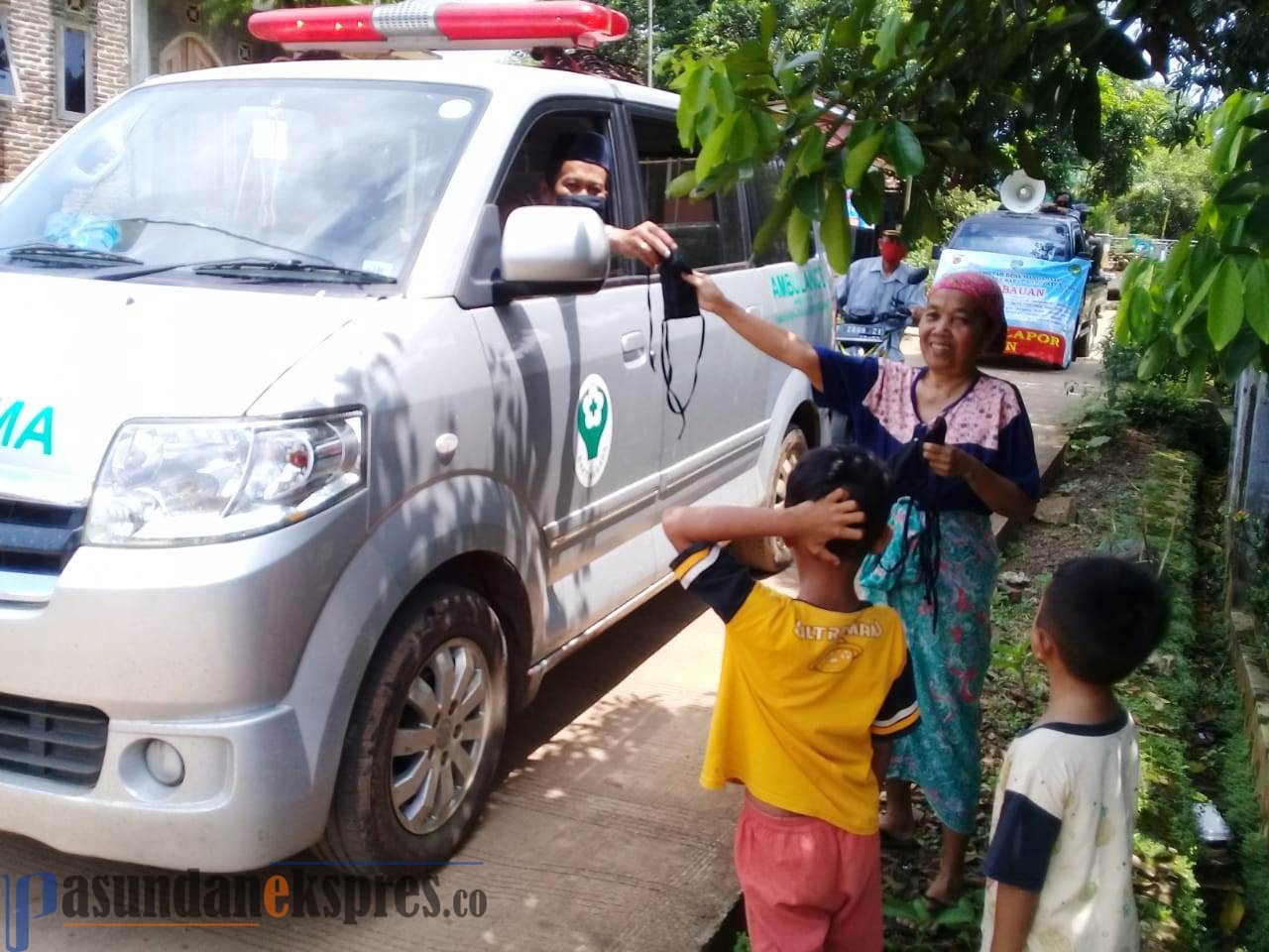 Pemdes Margahayu Bagikan Masker dan Ajak Warga PHBS