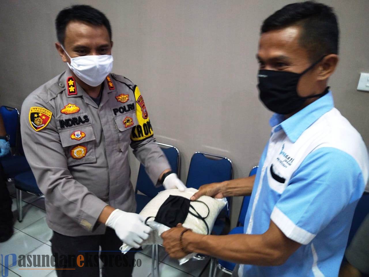 Apresiasi Jurnalis, Kapolres Purwakarta Bagikan Sembako dan Masker