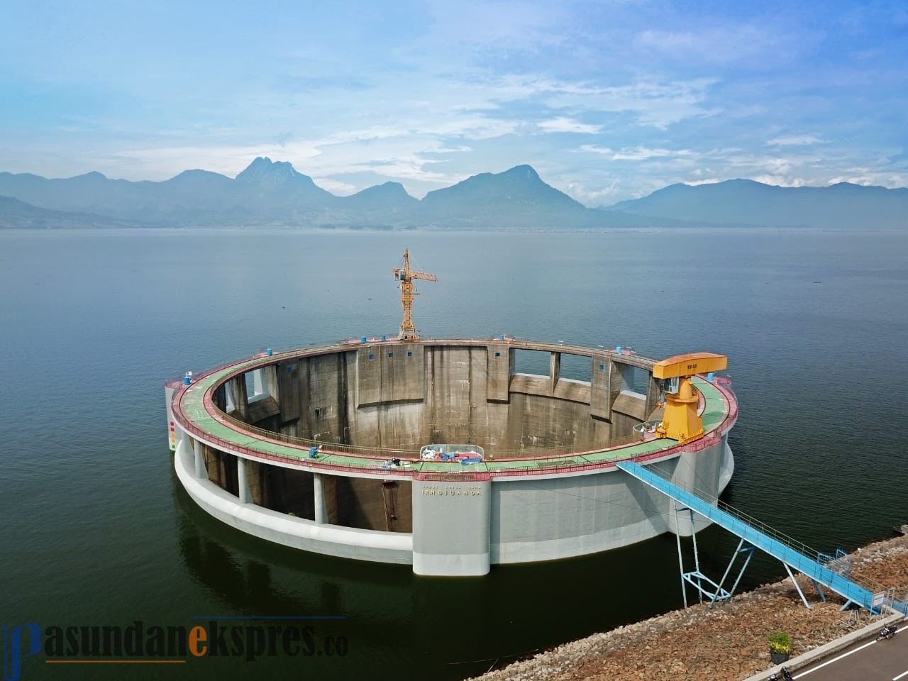 Bersih-Bersih Waduk Jatiluhur dengan Program Padat Karya Tunai