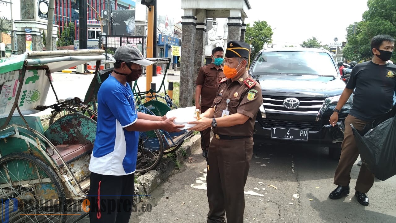 Kejaksaan Negeri Purwakarta Urunan Sebar Bingkisan dan Masker