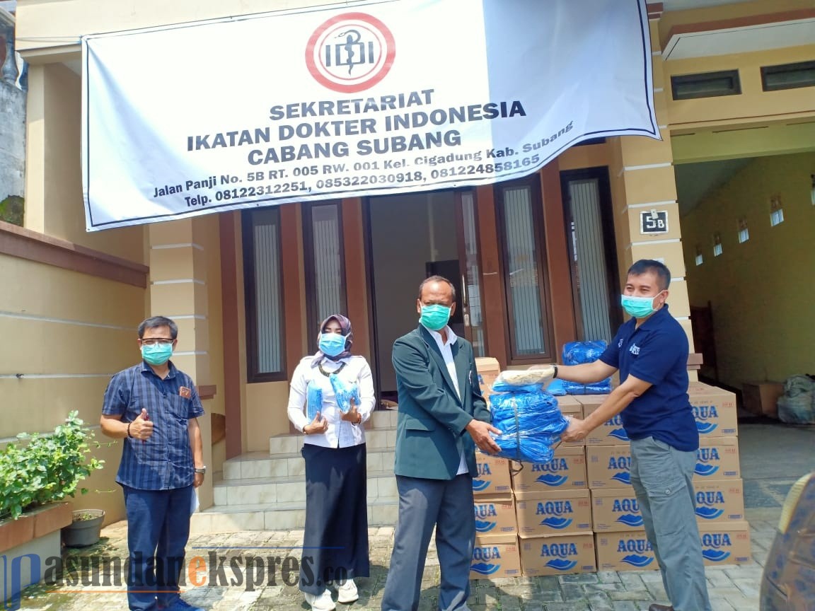 Aqua Subang Kirim Masker, APD dan 3.600 Botol Air Minum