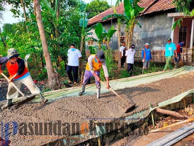 Pemerintah Desa Cigugur Bangun Jalan Lingkungan Gunakan Dana Desa Tahap I