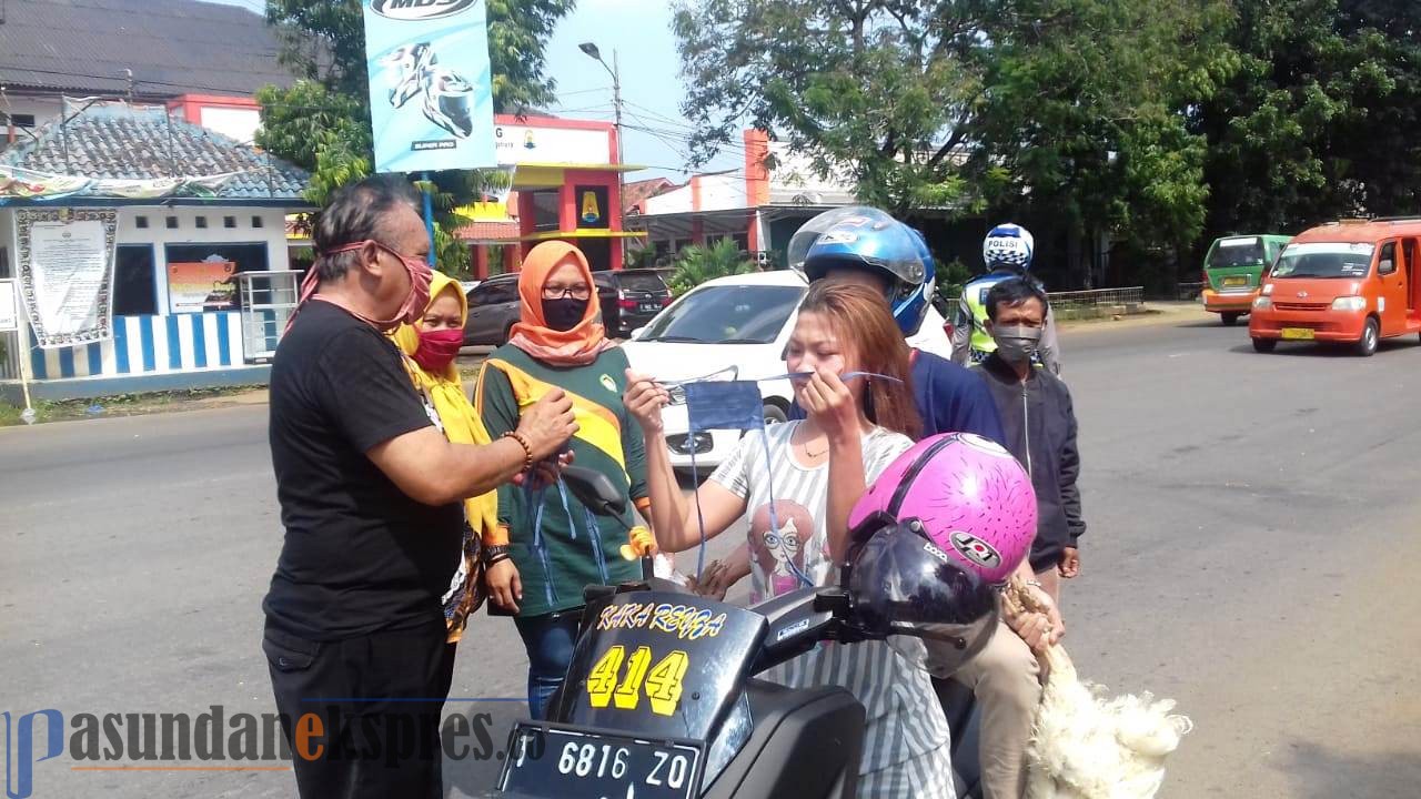 Cegah Penularan Covid-19, Camat Subang Bagikan Masker Gratis