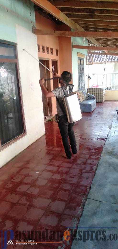 Pemdes Gembor Gelar Penyemprotan Desinfektan