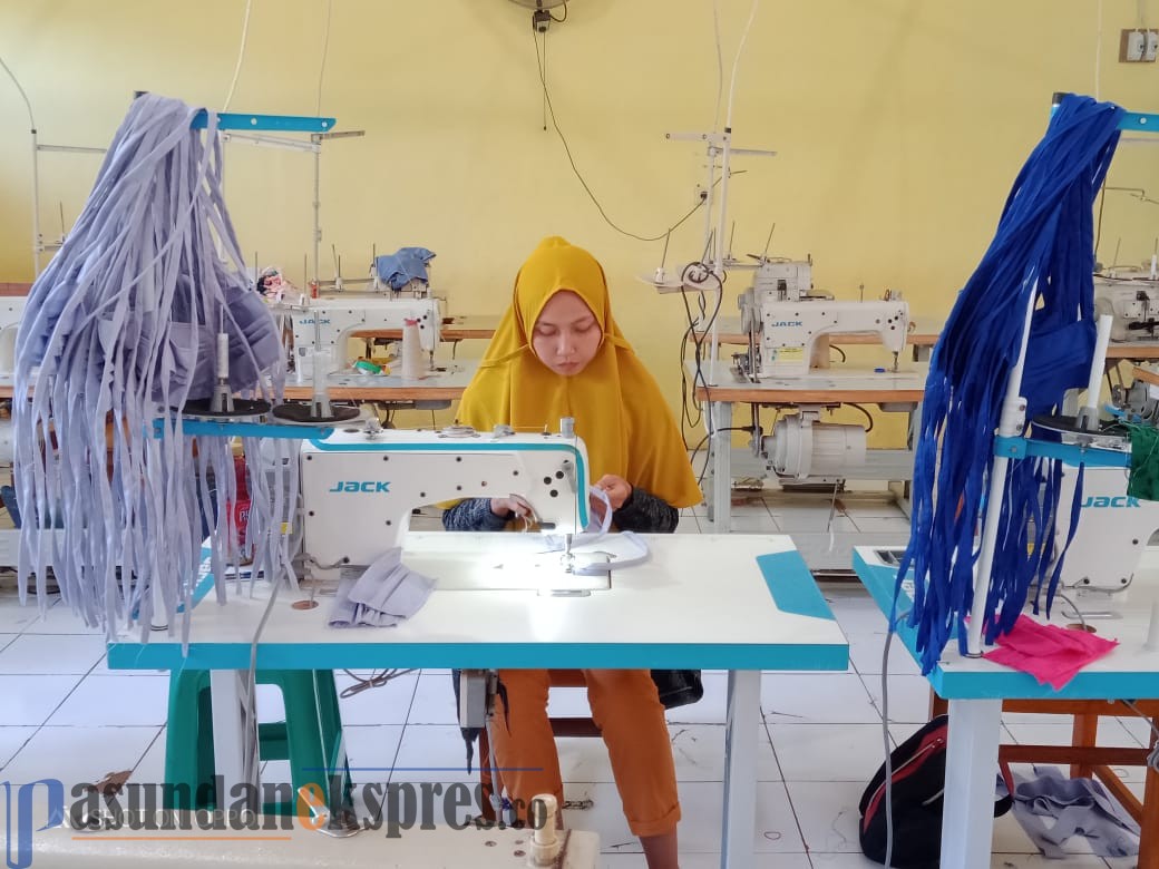 Langka, SMKN 1 Cipeundeuy Subang Produksi Masker