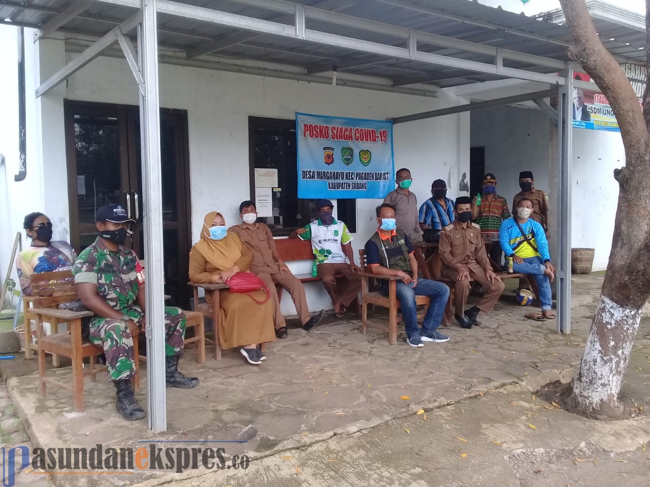Pemdes Margahayu Bagikan Masker dan Ajak PHBS