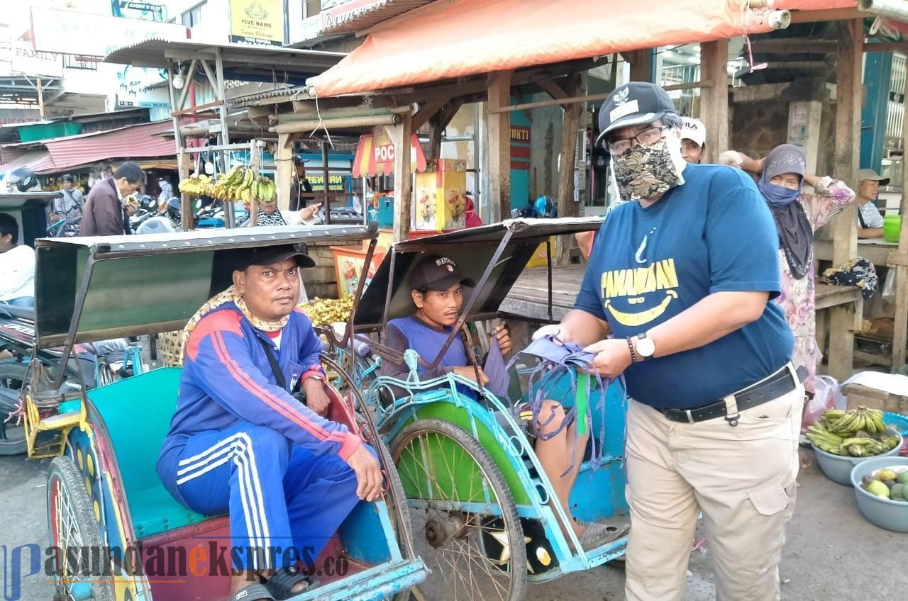 Pemcam Pamanukan Bagikan Ratusan Masker