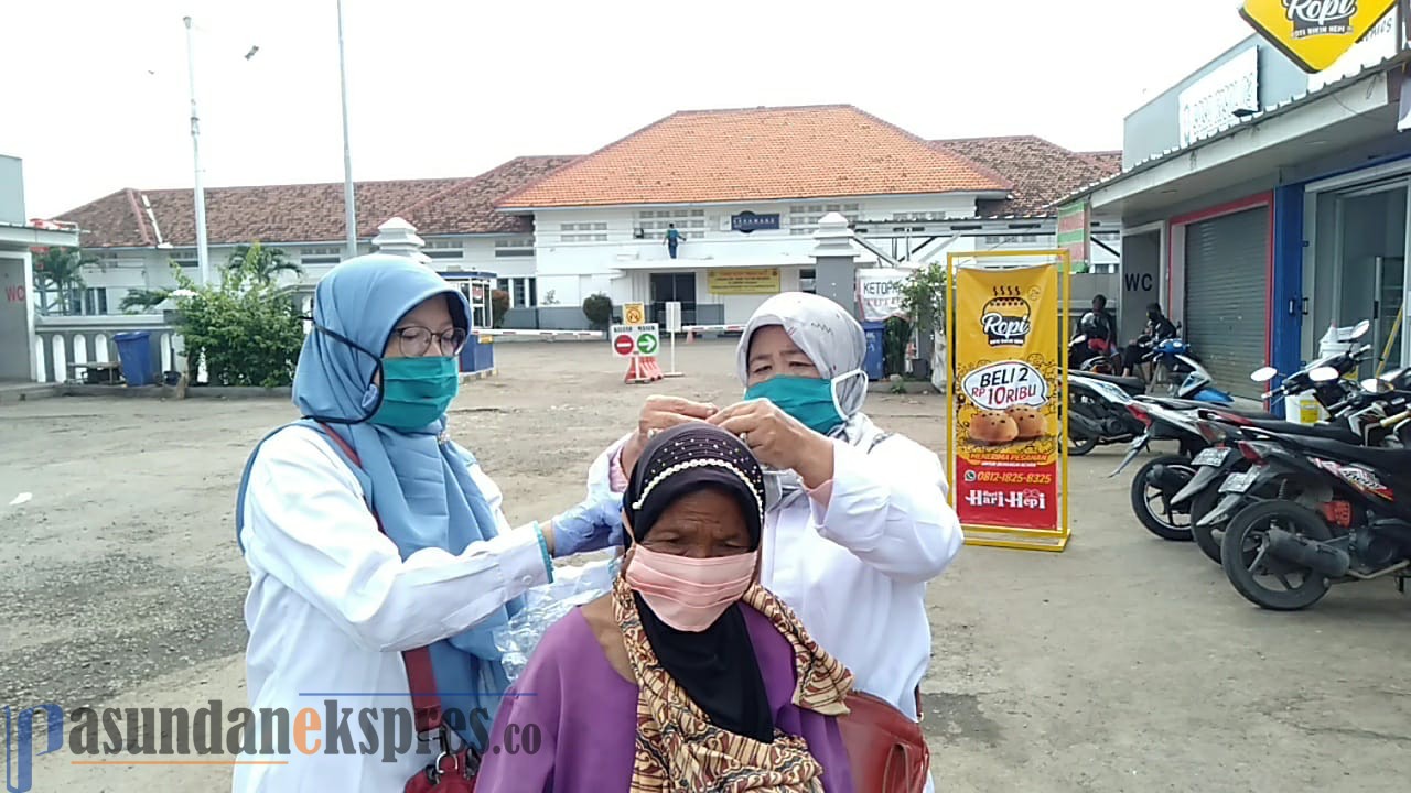 P2TP2A Karawang Berbagi 2.000 Masker