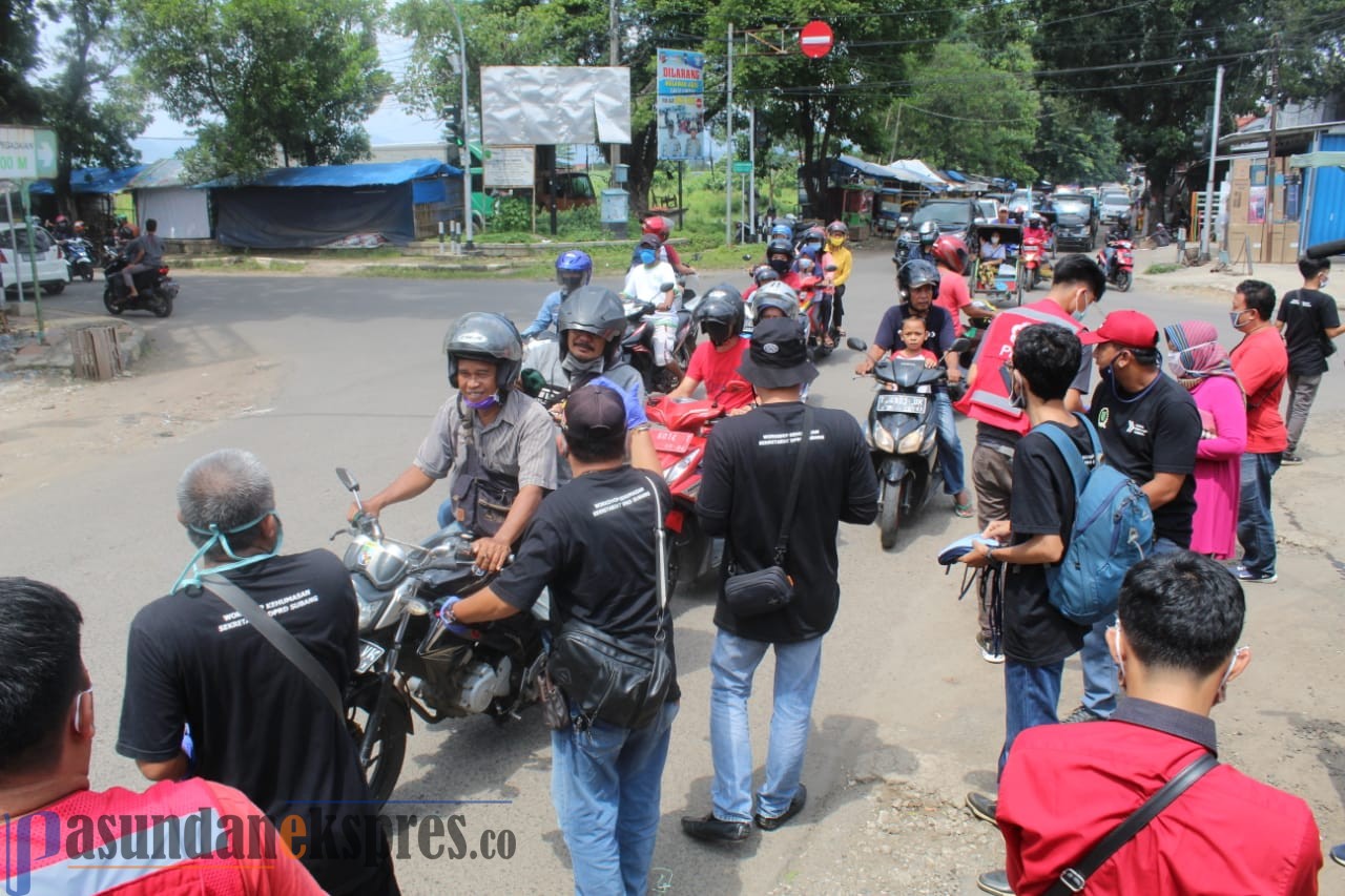 Ikut Cegah Covid-19, Puluhan Wartawan Subang Bagi-bagi Masker dan Disinfektan Gratis