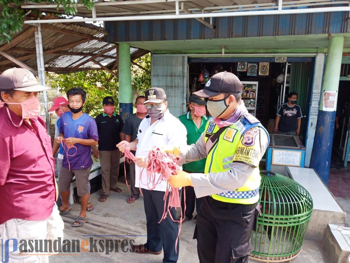 Camat Pusakajaya, Vino Subriadi Bagikan Masker untuk Warga Desa