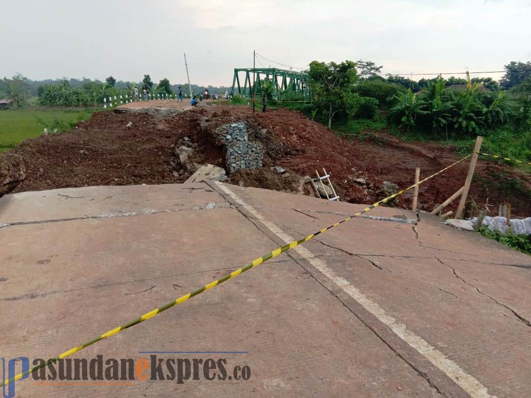 Jembatan Bodem Ambruk karena Luapan Sungai Ciherang
