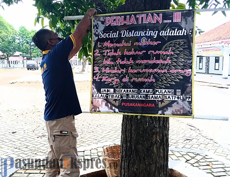 Banyak Pelajar Nongkrong di Alun-Alun, Satpol PP Patroli dan Tempel Imbauan