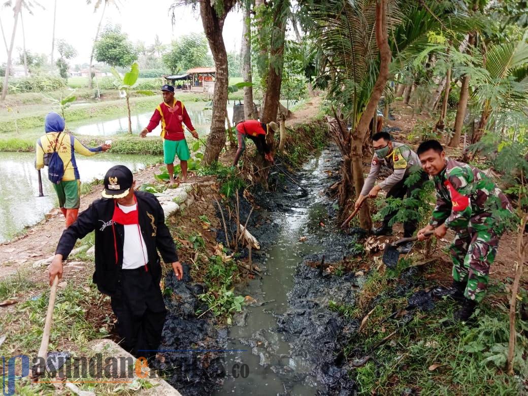 Pemerintah Desa Mundusari Lakukan Padat Karya Normalisasi Saluran Tersier