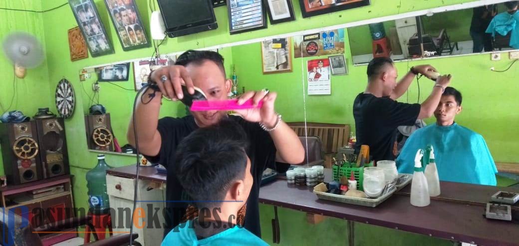 Pangkas Rambut Tetap Buka Meski Sepi Pengunjung