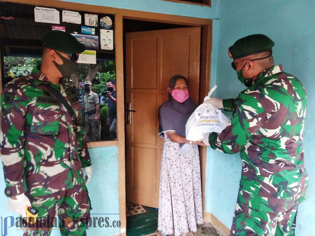 Yonarmed 9/Pasopati Kostrad Bagikan Sembako Bantu Warga Terdampak Covid-19