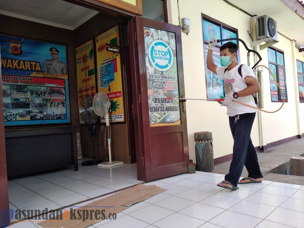 Ruang Satnarkoba Disemprot Cairan Disinfektan