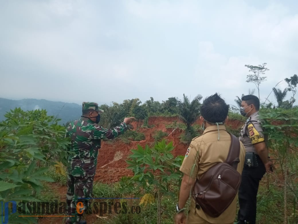Tebing Longsor di Pasirmunjul Purwakarta Putuskan Akses Dua Kampung
