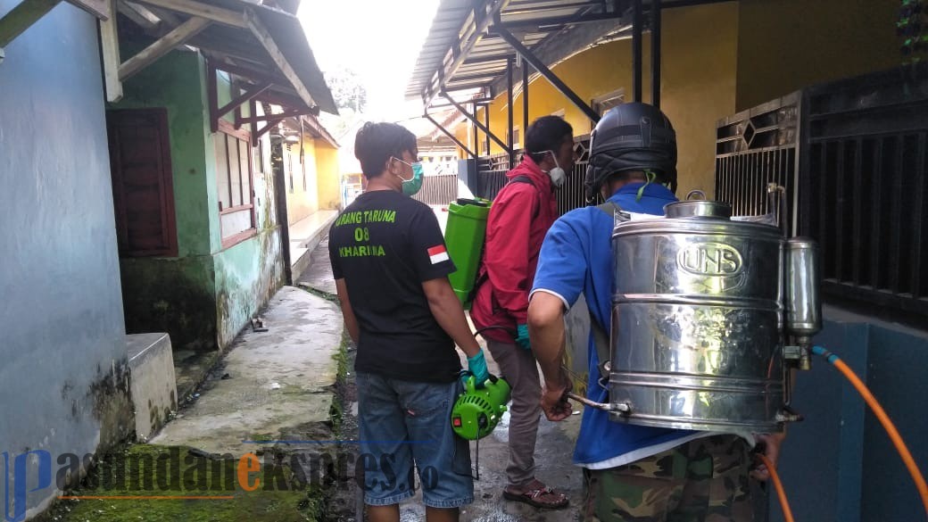 Warga Inisiatif Penyemprotan Disinfektan Mandiri