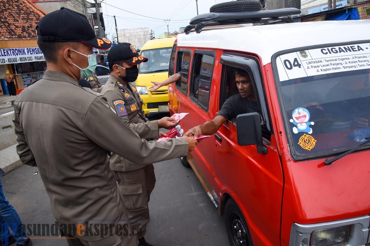 Pemkab Purwakarta Bagikan Masker Gratis