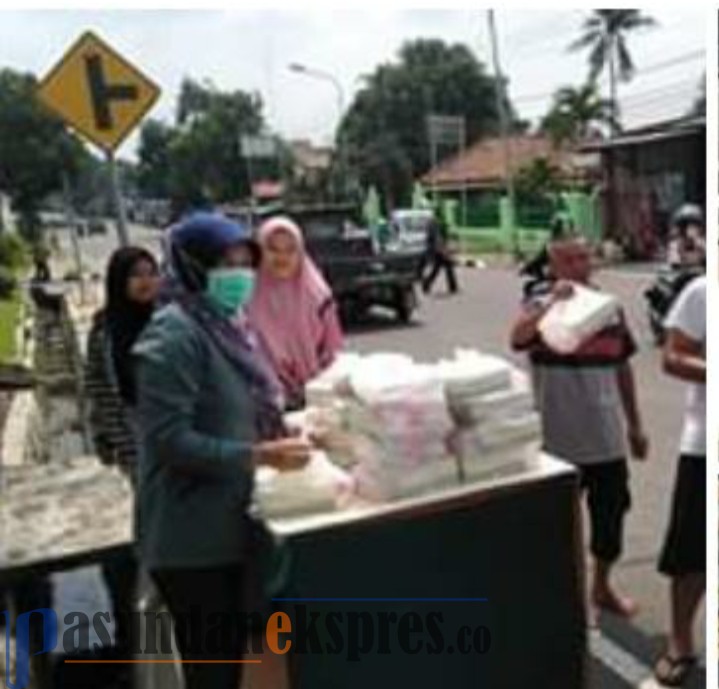 Pengadilan Negeri Subang Kelas IB Bagikan Nasi Kotak kepada Warga Terdampak Wabah Covid-19