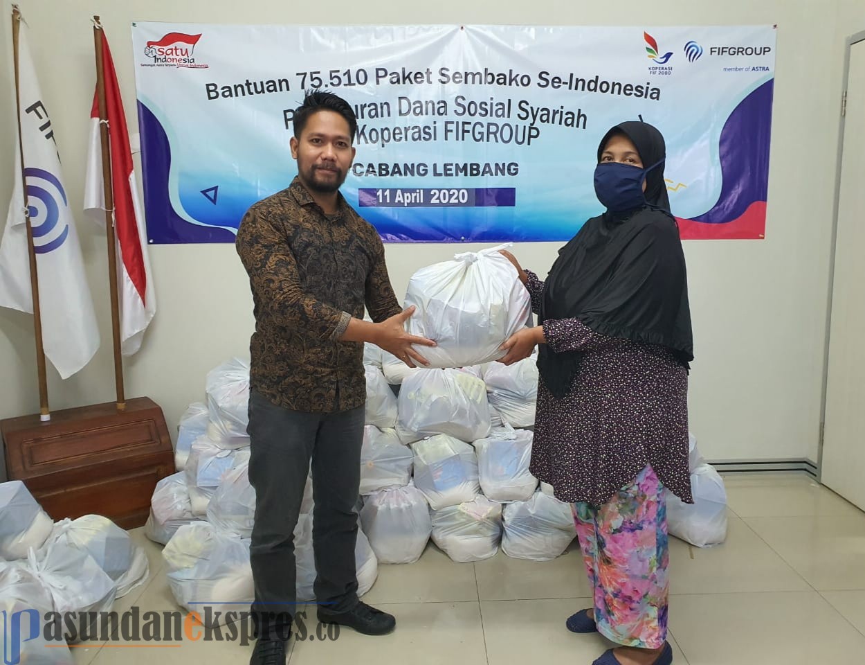 Peduli Warga Terdampak Covid-19, FIFGROUP Cabang Lembang Bagikan  Sembako