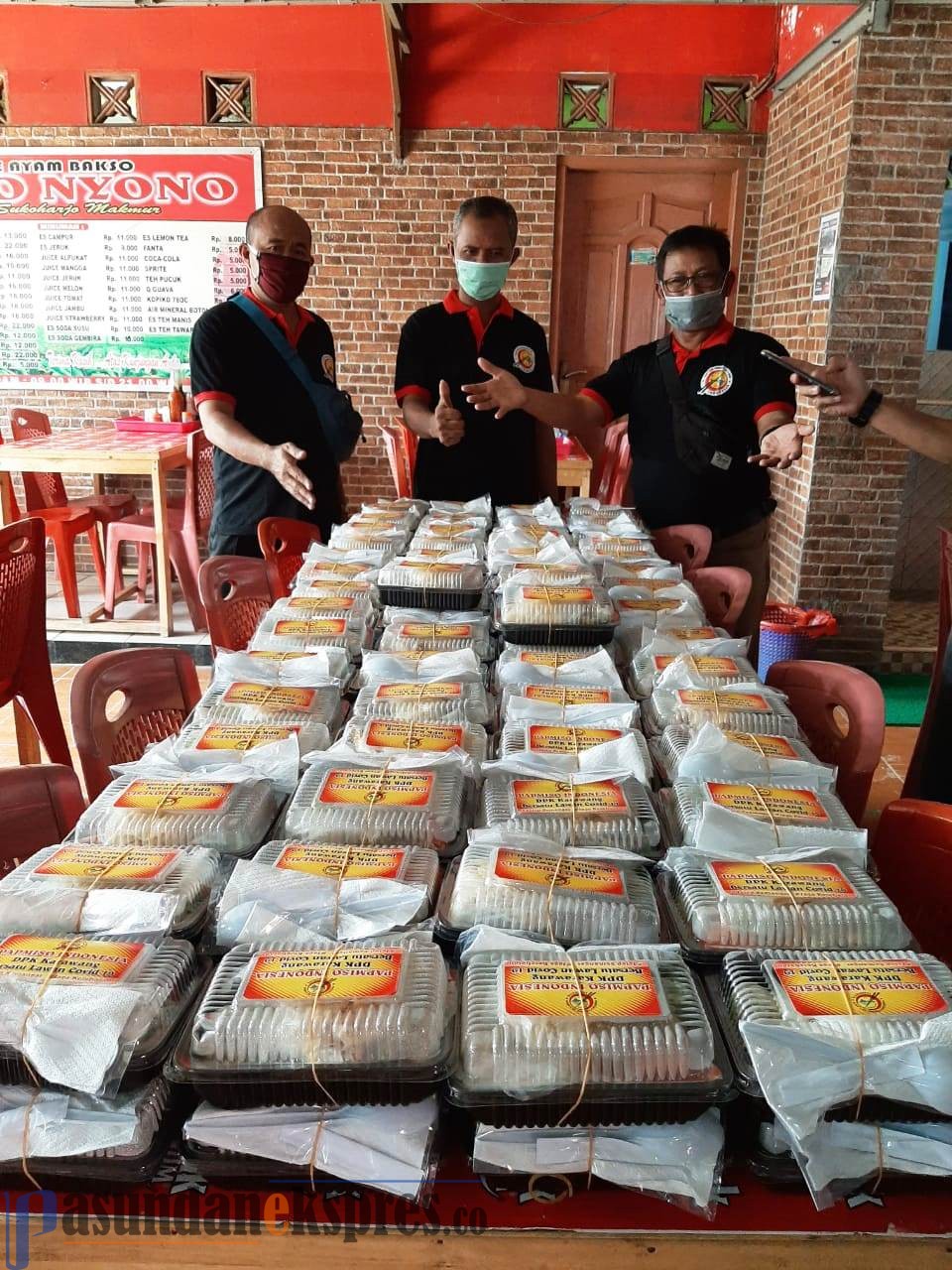 Paguyuban Pedagang Mie dan Bakso Karawang Salurkan Bantuan Makanan untuk Petugas Medis
