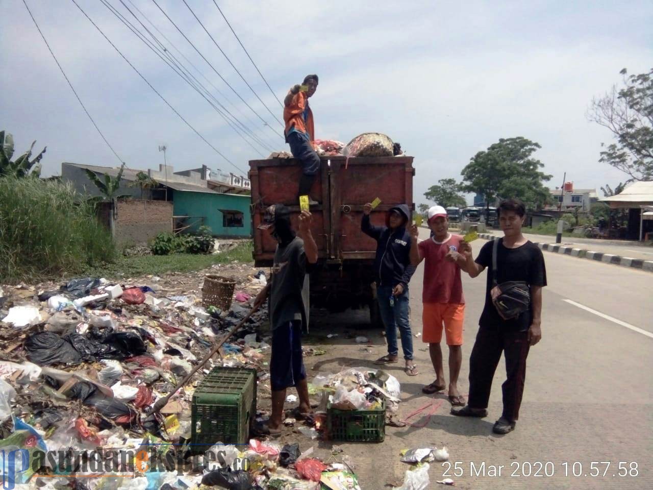 Pendemi Covid-19, Petugas Kebersihan Tetap Bertugas