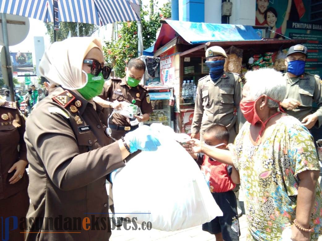 Peduli Warga Terdampak Korona, Kejaksaan Bagikan Paket Sembako